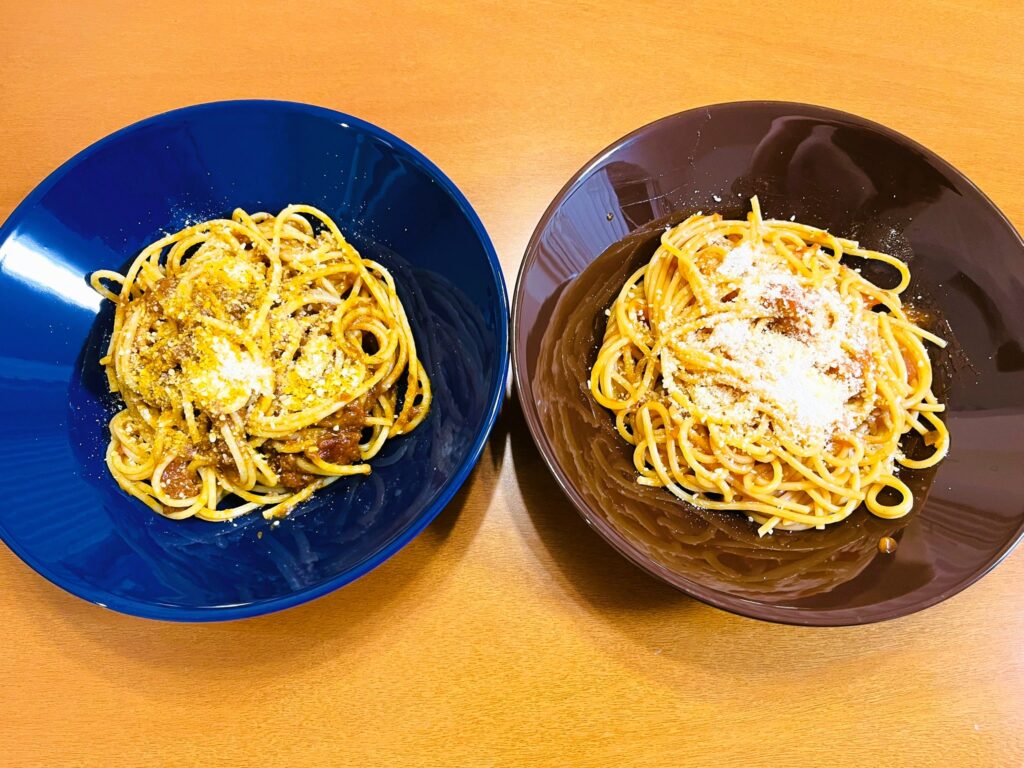 左は大人向けボロネーゼで作ったパスタで右はマ・マーミートソースで作ったパスタ