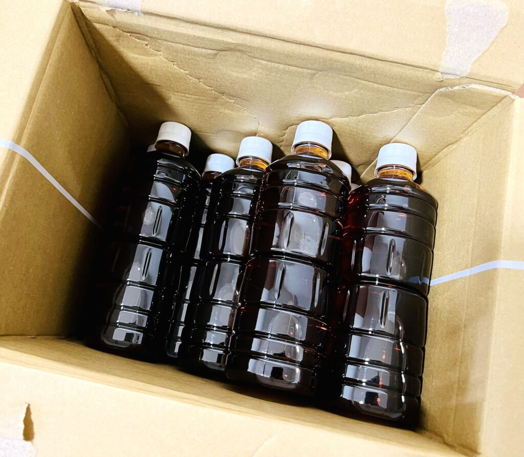 段ボールに入っている伊藤園麦茶ペットボトル