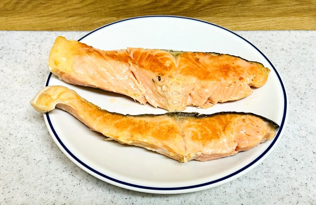 銀鮭を焼いた後。上がコストコで下がイオン。コストコは分厚い