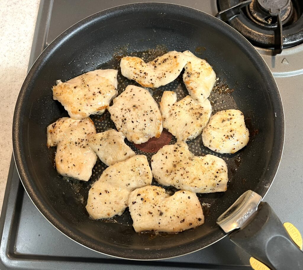 さくらどりむね肉をお弁当用にまとめ焼きしている