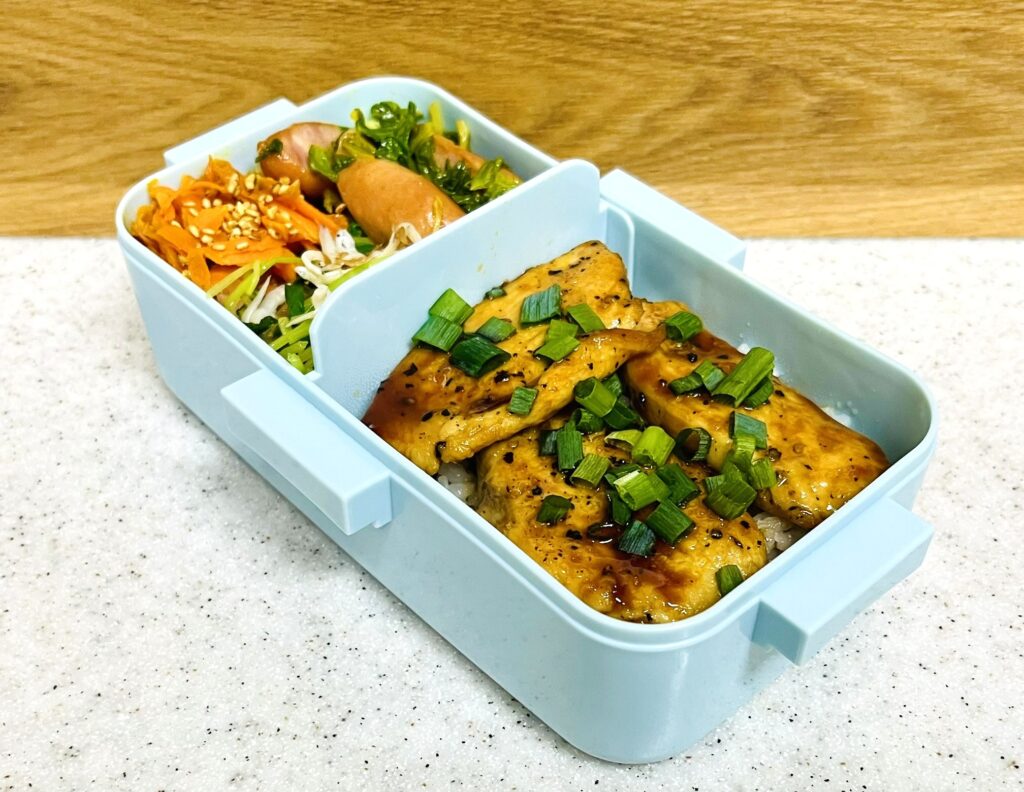 さくらどりむね肉を使った胸肉の照り焼きのっけご飯弁当