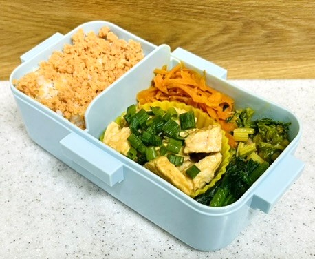 さくらどりむね肉を使った蒸し鶏味噌マヨソース和え弁当