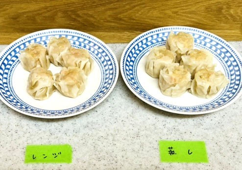 コストコえび焼売を温めた後。左が電子レンジで右が蒸し器