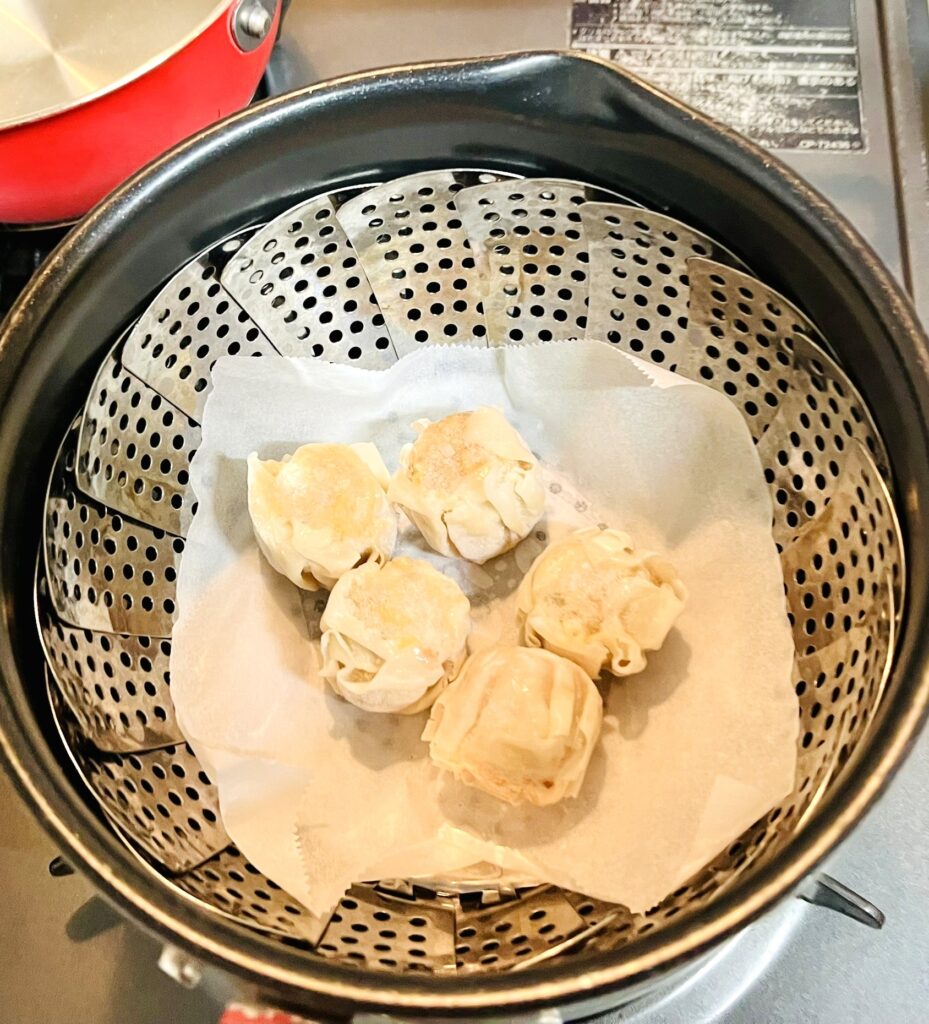 コストコえび焼売を蒸し器で蒸している
