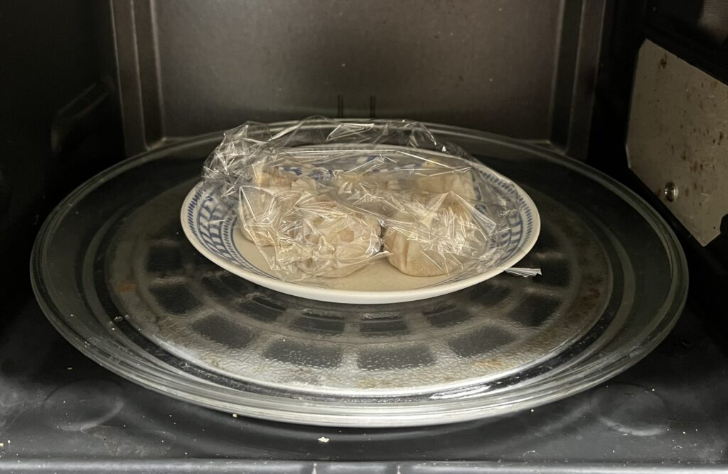 コストコえび焼売を電子レンジで温めている