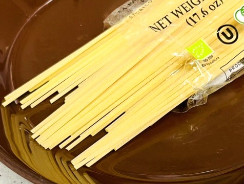 コストコで人気のパスタ、ガロファロの中身。白い麺が特徴