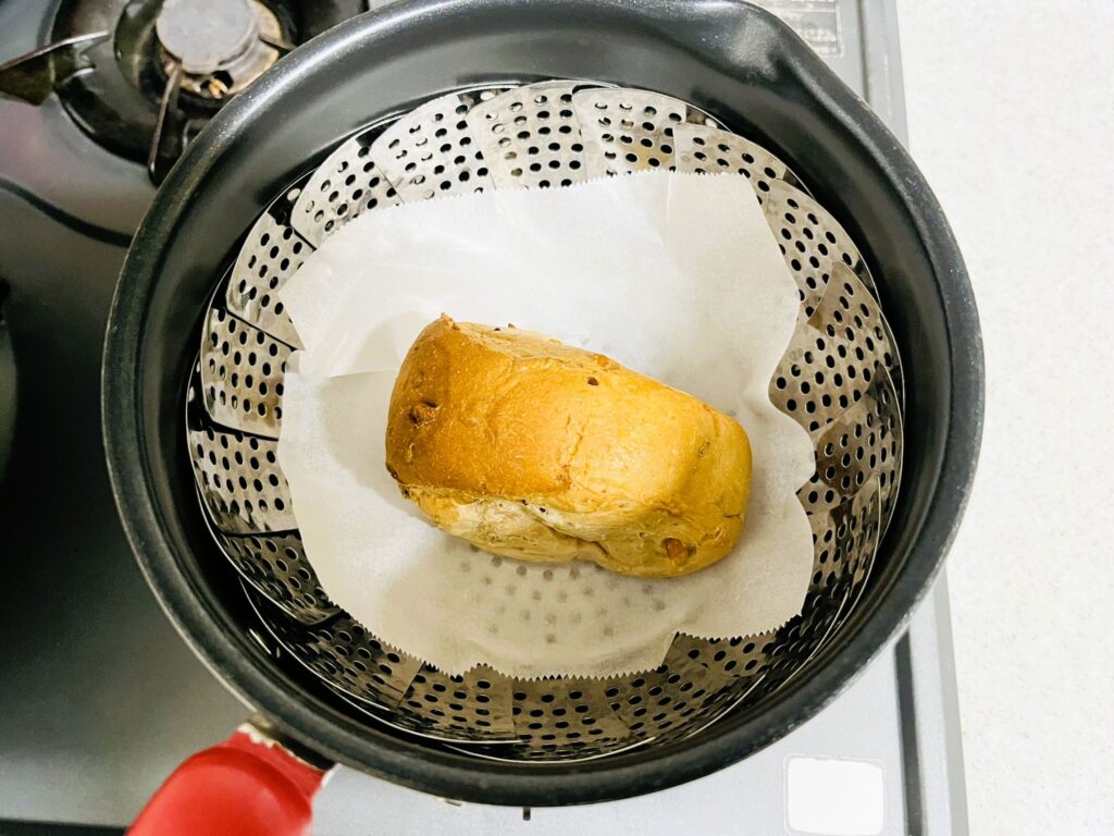 コストコ雑穀クルミロールを蒸し器で蒸している