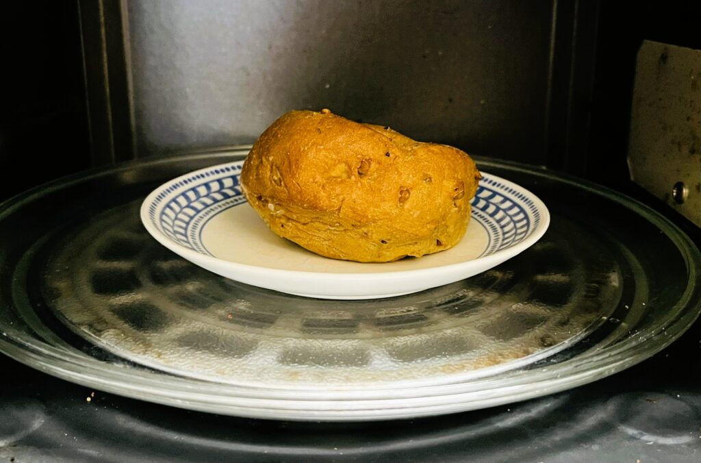 コストコ雑穀クルミロールを電子レンジで解凍している