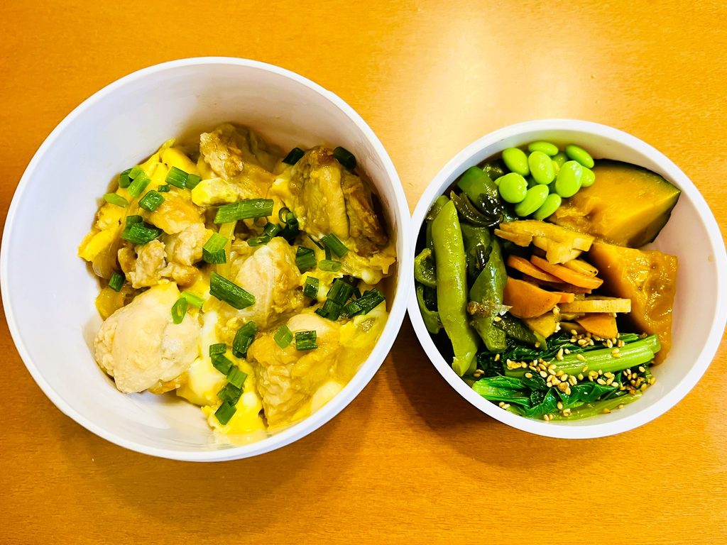 コストコ鶏もも肉で作った唐揚げで親子丼を作ったお弁当