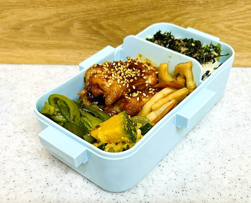 コストコ鶏もも肉で作った唐揚げを味変したヤンニョムチキン風弁当