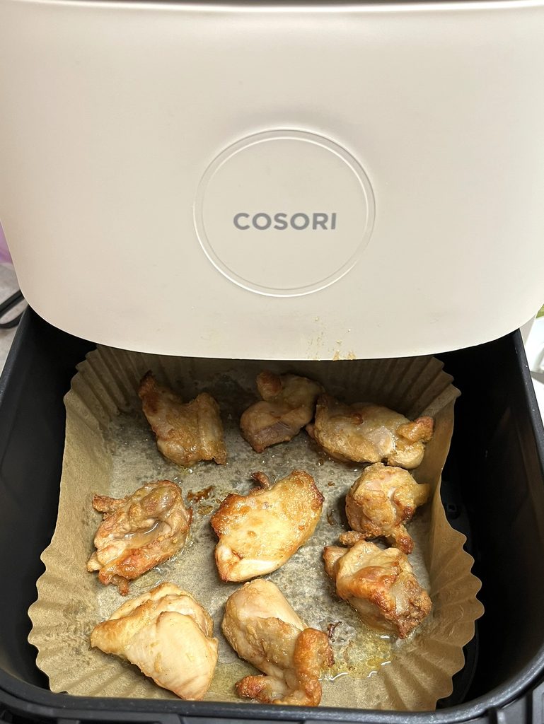 ノンフライヤーで鶏もも肉の唐揚げを作っている