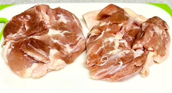 左がコストコの鶏もも肉で右がイオンの鶏もも肉。コストコの方が色が濃い