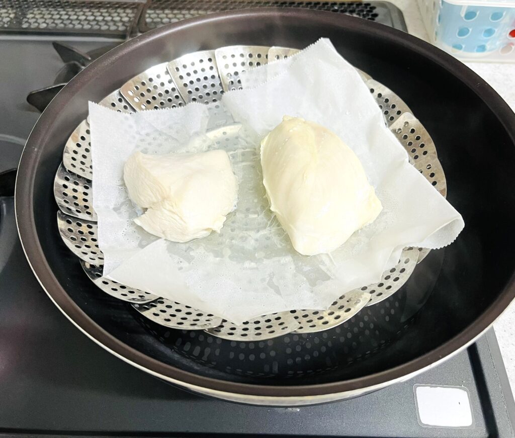 左はコストコさくらどりむね肉を蒸したもので右はイオン国産若どり胸を蒸したもの。見た目の違いはほぼない