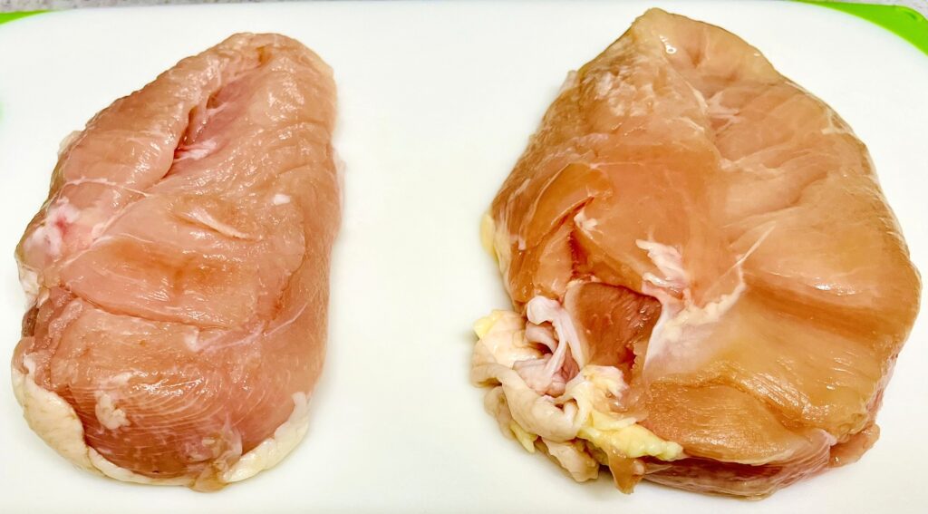 左はコストコらくらどりむね肉で右はイオン国産若どり胸肉。左はピンク色っぽく、右は黄色味がかっている