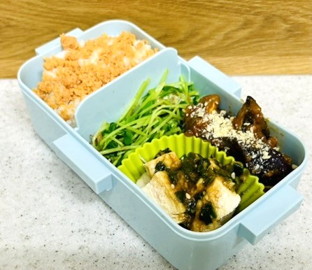 蒸したさくらどりむね肉の中華風ネギソース和え弁当