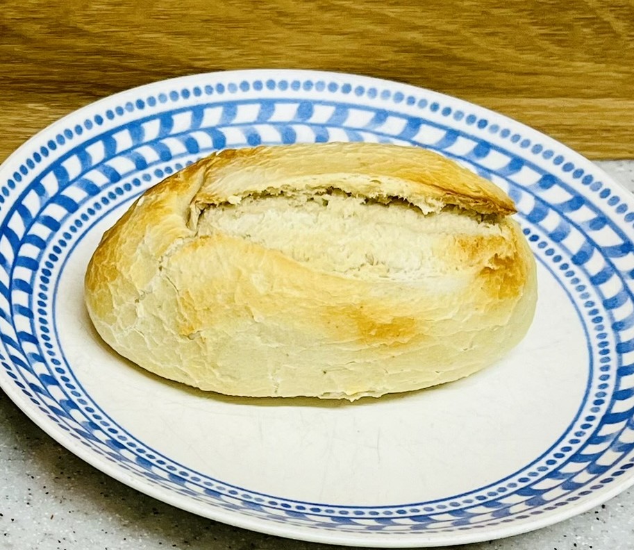 まとめ焼きして冷凍保存しておいたメニセズプチパンをノンフライヤーで焼いた。表面が少しボロっとしている。