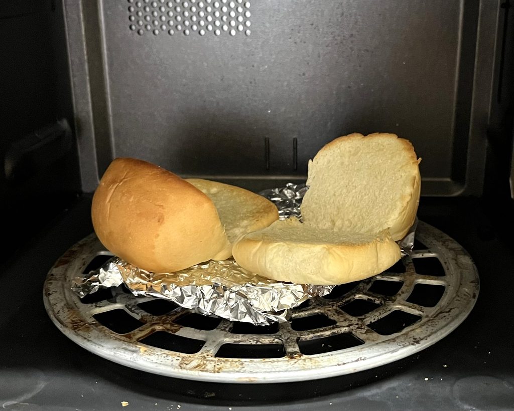 コストコディナーロールをレンチンしてからトースト。切り込みを入れて広げた方が焦げない
