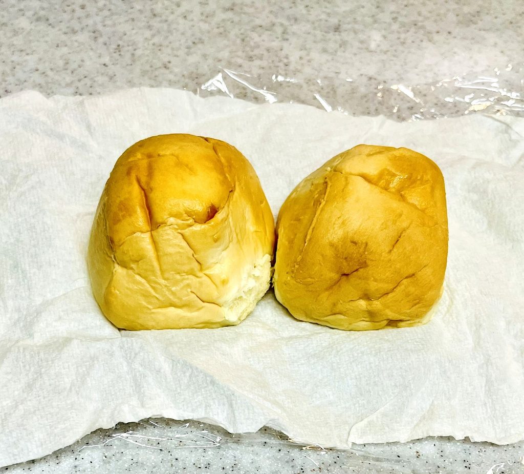 コストコ冷凍ディナーロールを濡れたキッチンペーパーとラップで包み一晩置いてしっとりさせたもの。