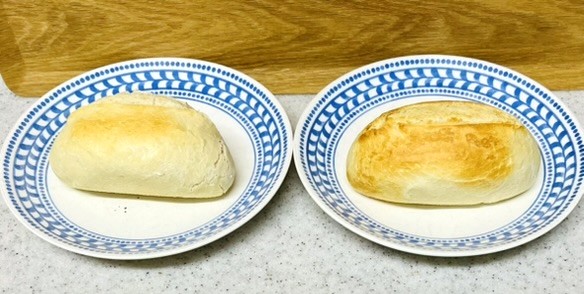 メニセズプチパンの焼き上がり状態。左がオーブン仕上げで右がノンフライヤー仕上げ。ノンフライヤーの方が、焼き色が濃い。