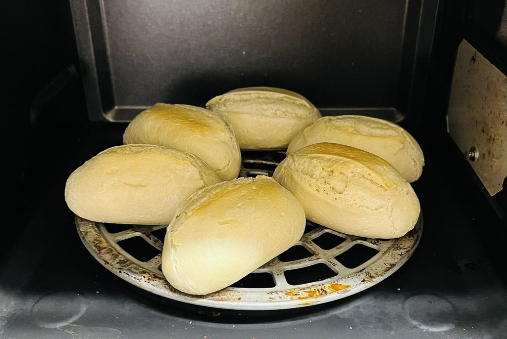 メニセズプチパンをオーブンで焼いた。オーブン庫内にきつね色のプチパンが並んでいる様子