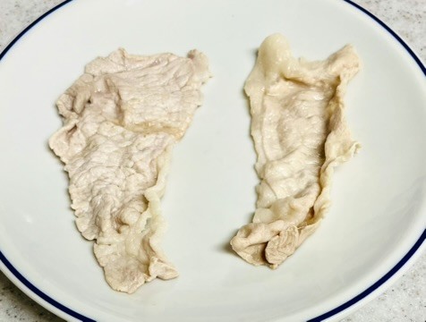 左がコストコ豚ロースで右がスーパー（イオン）の豚ロース。どちらも茹でたもの