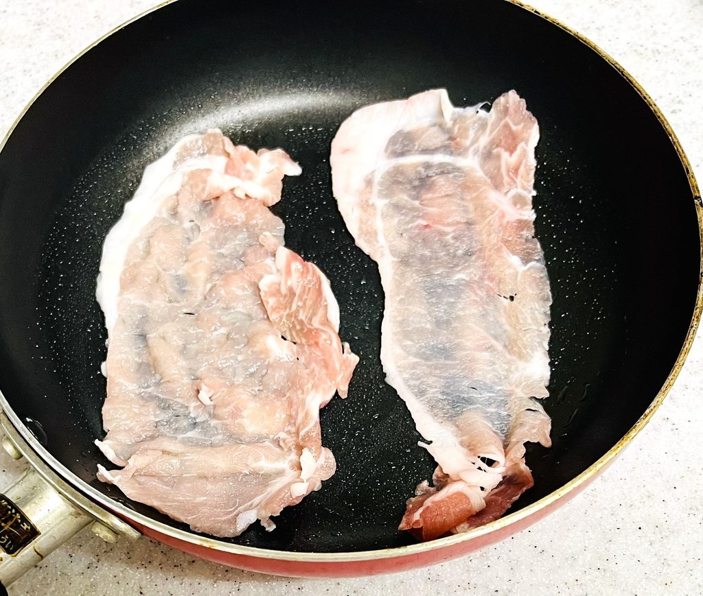 左がコストコ豚ロースで右がスーパー（イオン）の豚ロース。コストコの方が大きくて厚みがある