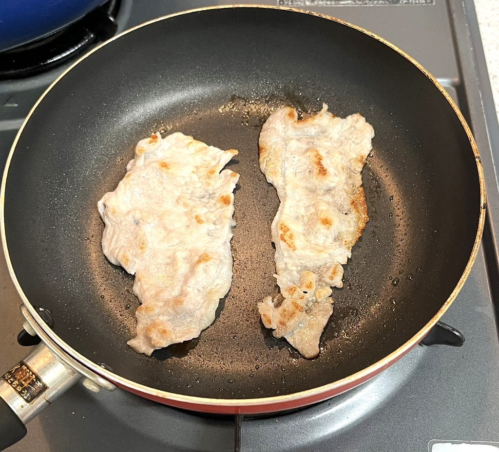 左がコストコ豚ロースで右がスーパー（イオン）豚ロース。どちらもフライパンで焼いている