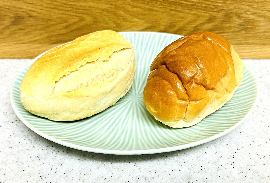 左はメニセズプチパンで右はバターロール。大きさは同程度