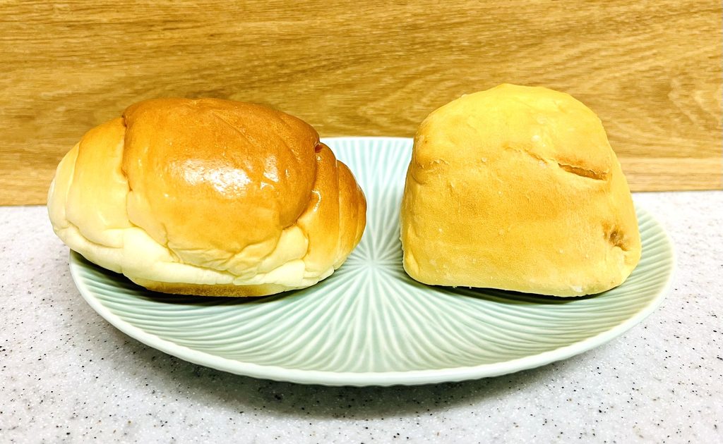 左はヤマザキのバターロールで右はコストコディナーロール。同じぐらいの大きさだが、コストコの方が重い