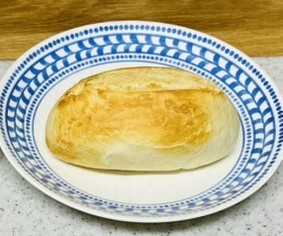 生のまま冷凍したメニセズプチパンをノンフライヤーで焼いた。表面こんがりで亀裂は少ない。