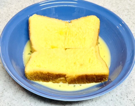 6枚切り食パンを4等分に切り、フレンチトースト用の卵液を染み込ませた