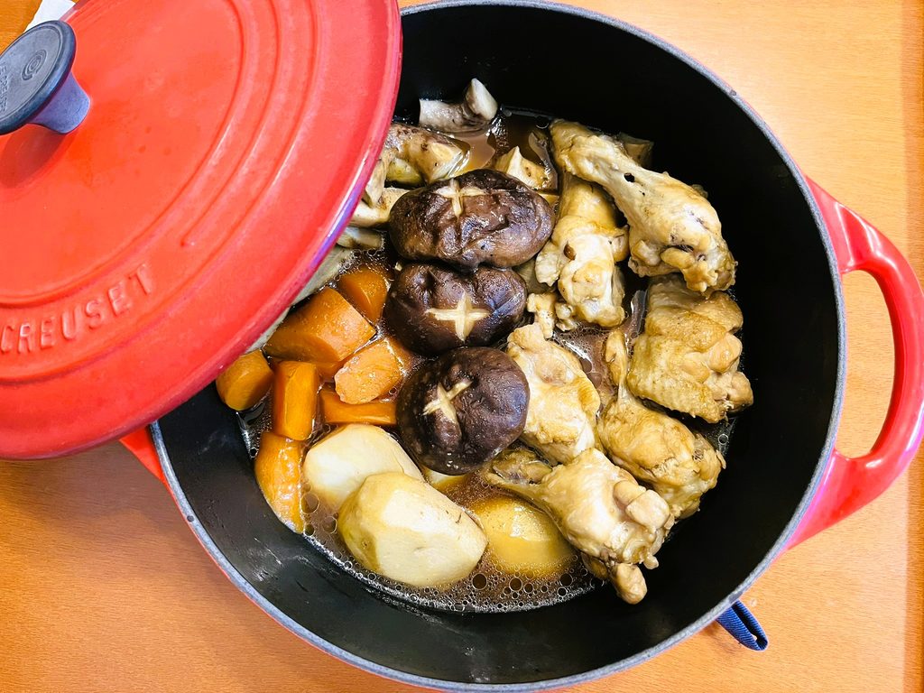 コストコさくらどり手羽元で作った根菜の煮物。ルクルーゼ鍋で味が染みた