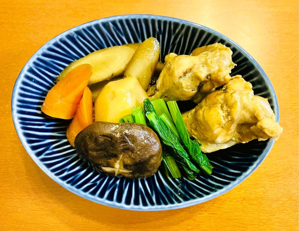 コストコさくらどり手羽元で作った根菜の煮物。骨から出汁が出て美味しい