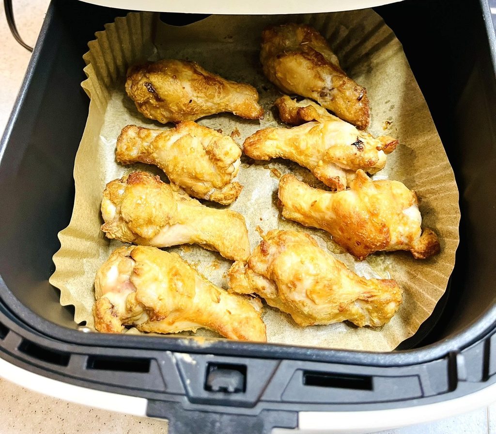 コストコさくらどり手羽元に唐揚げ粉で下味を付けノンフライヤーで加熱した。