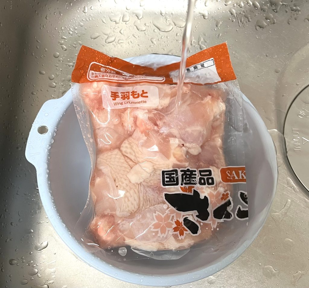 コストコさくらどり手羽元を流水解凍しているところ
