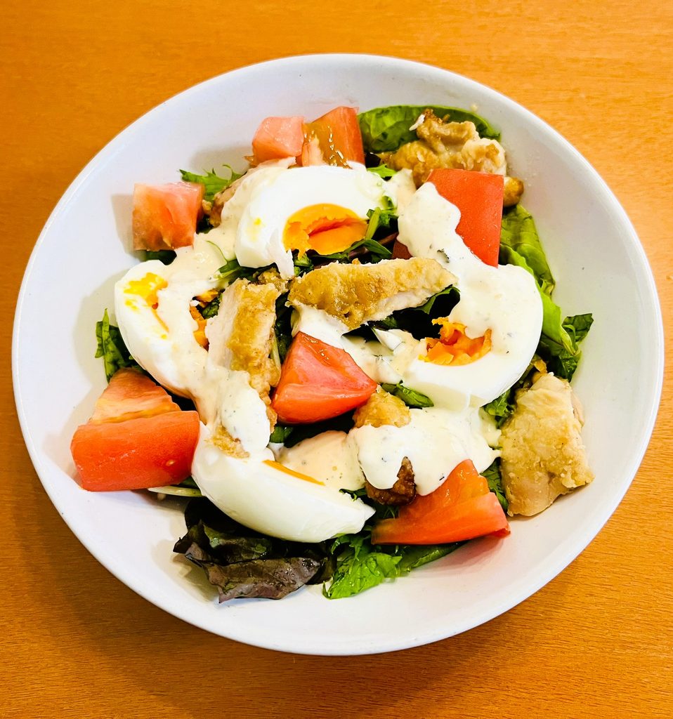 コストコのベビーリーフで作ったシーザーサラダ。野菜の苦みが消えて食べやすい