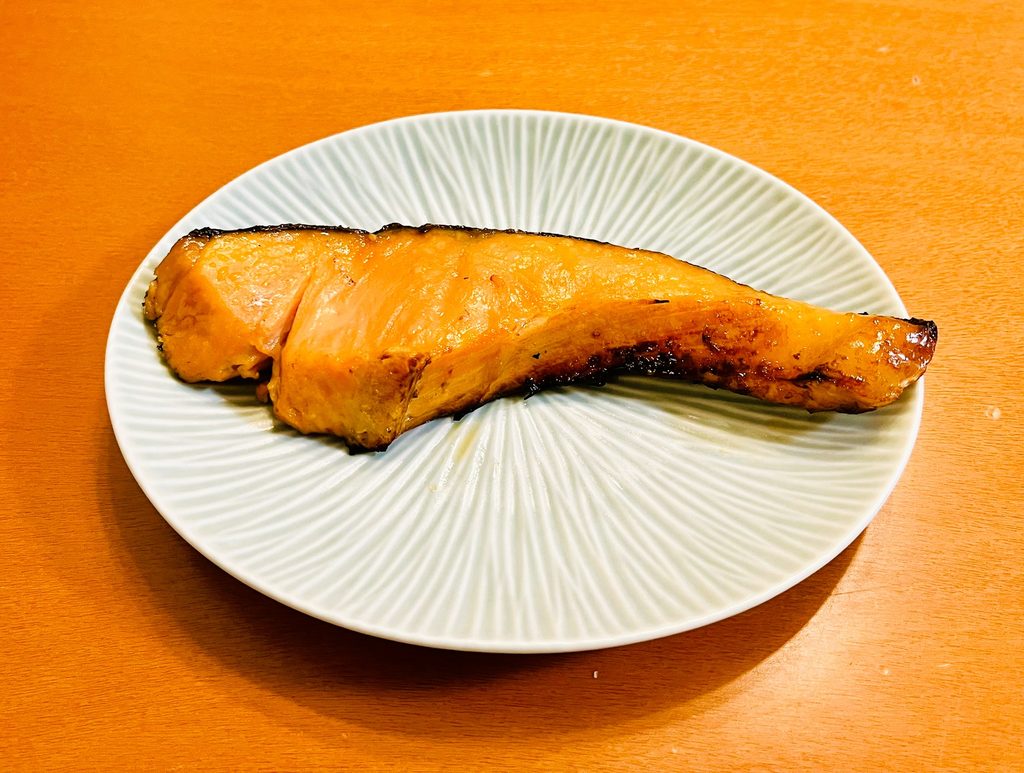 コストコ銀鮭西京漬けを魚焼きグリルで焼いた。表面に美味しそうな焼き目。脂のりが良く照りがある。