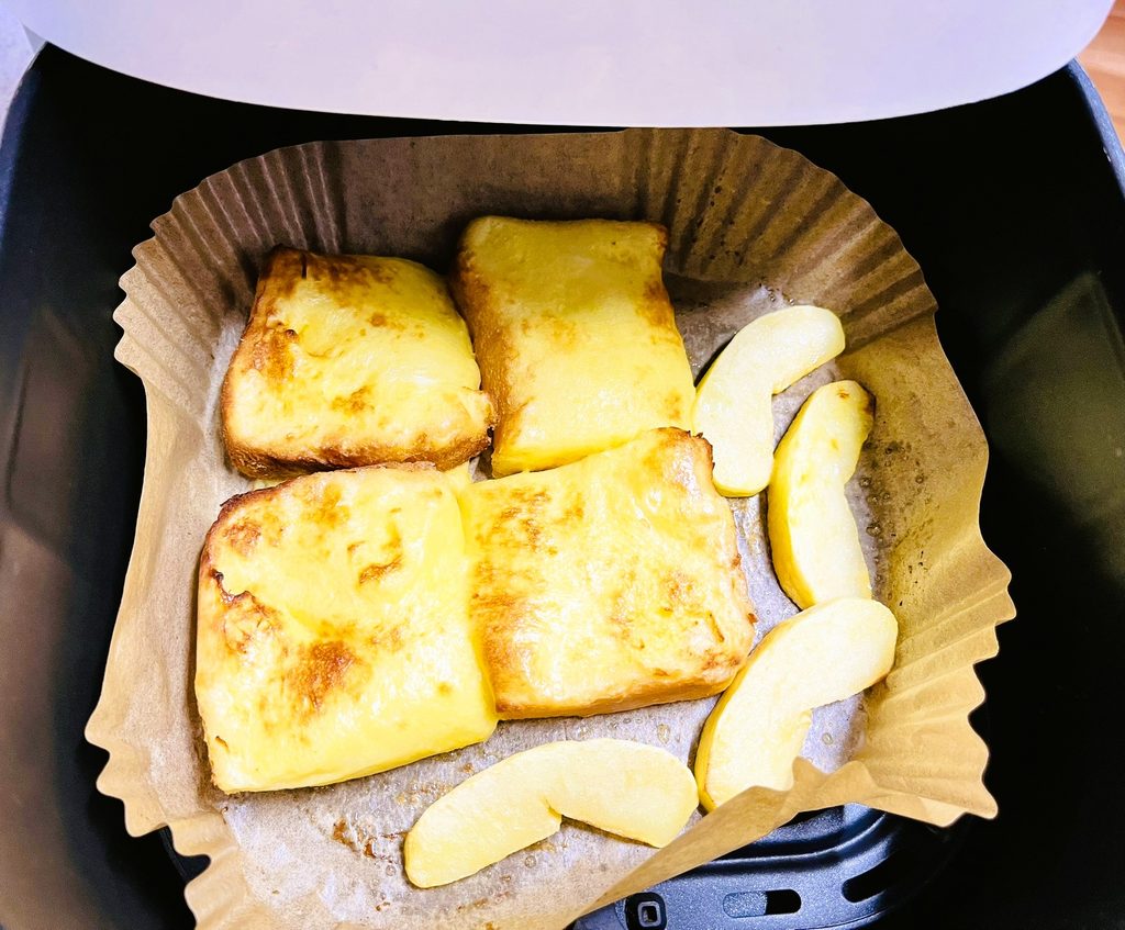 ノンフライヤーでフレンチトーストと林檎を同時に焼き上げたところ