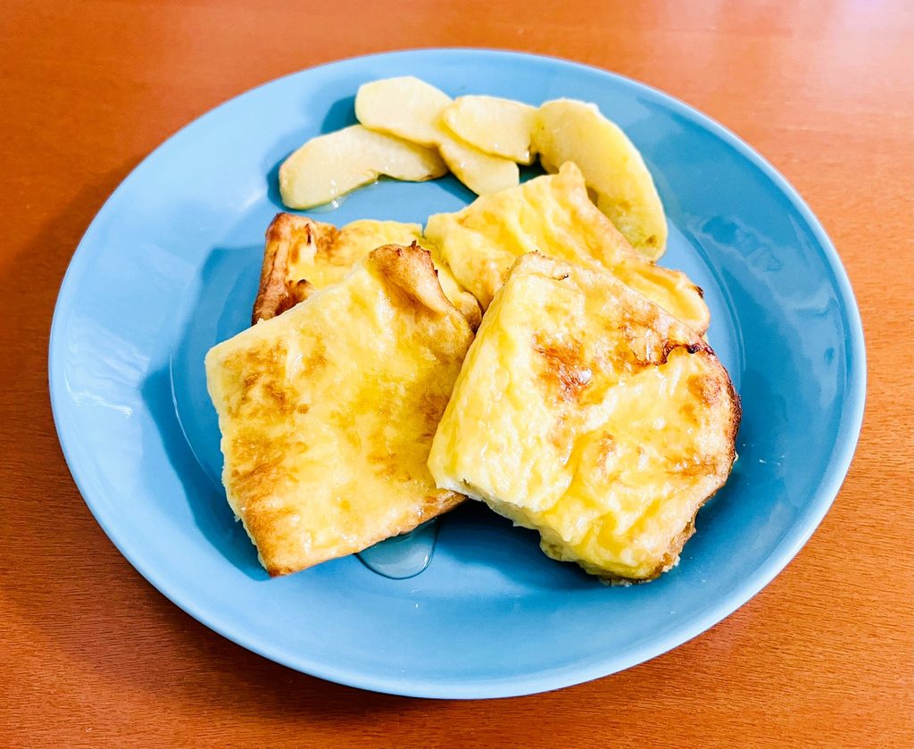 ノンフライヤーでフレンチトーストと焼きリンゴを同時調理してお皿に盛り付けた。時短家事