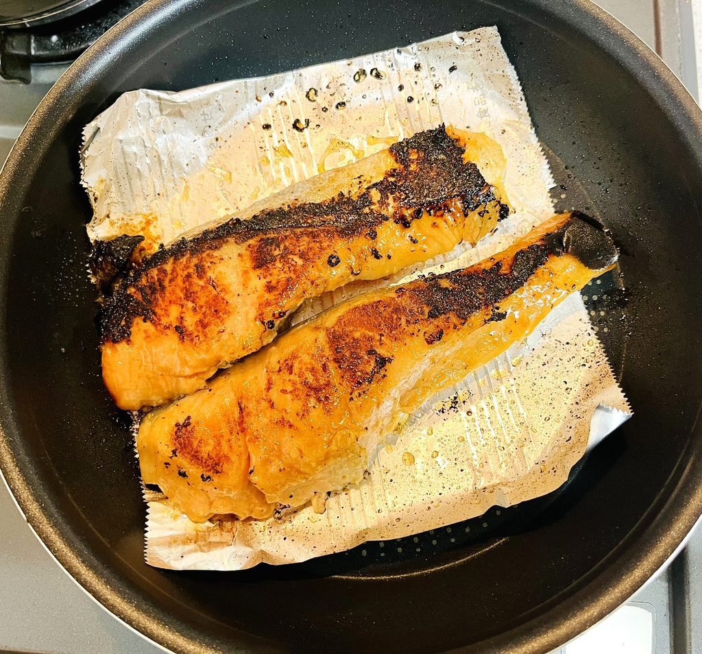 フライパンの上にクックパーをのせてコストコ銀鮭西京漬けを焼いた。表面が焦げている。焼きすぎ。火加減が難しい