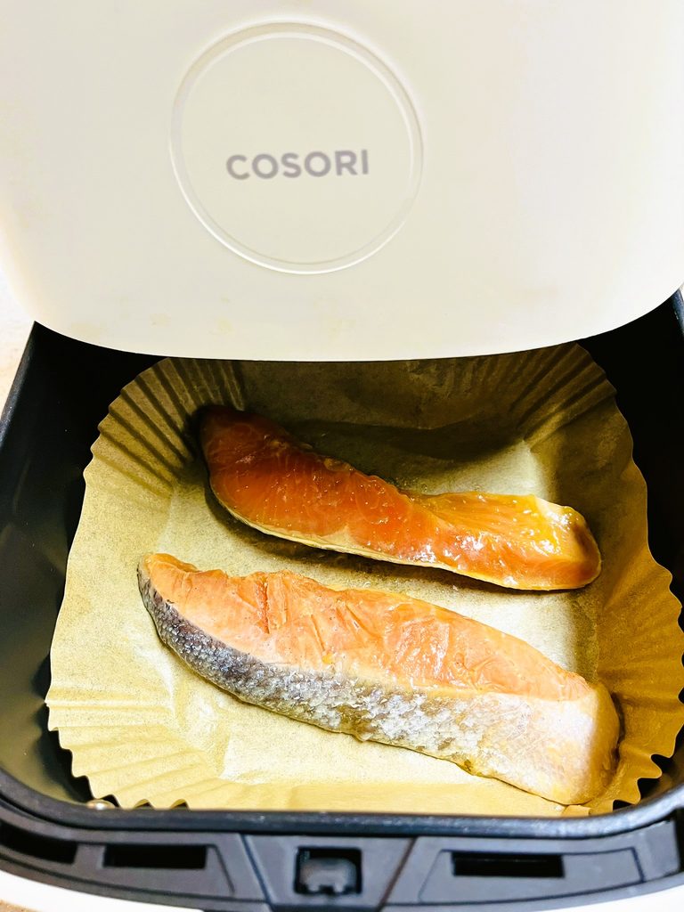 凍った状態の鮭西京焼きの切り身をノンフライヤーにセットした。専用シート使用。