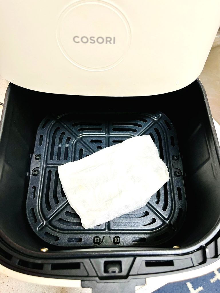 専用シート使用でバスケットが汚れない。お手入れは濡れたキッチンペーパーで拭くだけ。